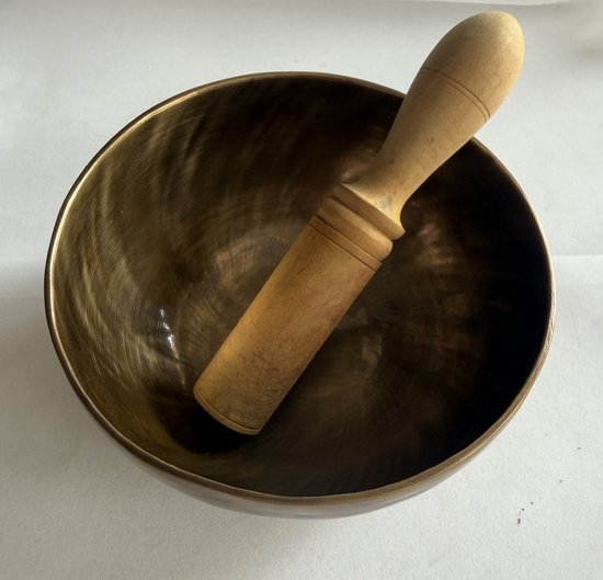 Antique dull old finished hand hammered singing bowl van Merkloos