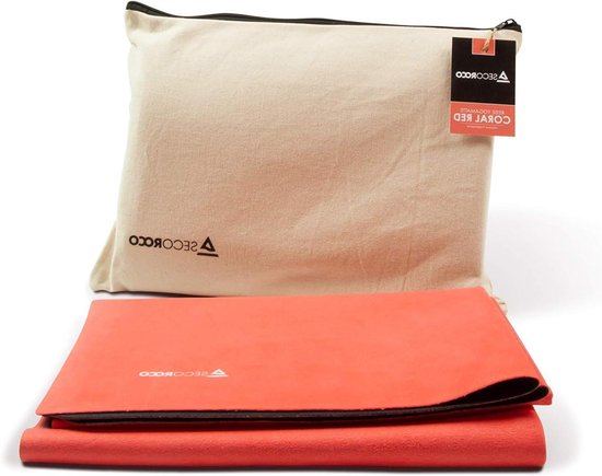 "Ecological and Sustainable Travel Yoga Mat - Coral Red - Vegan and Non-Slip - Natural Rubber - 1mm Thickness - Easy to Fold - Ideal for Travel - Includes Carry Bag" van Merkloos