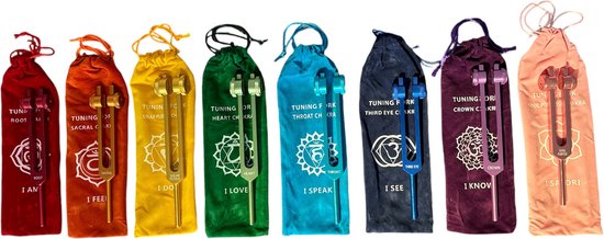 Inuk - 8 x Chakra stemvork Set pro - elk in fluwelen zakje met slagstok - Zuivere frequenties - Gegraveerd en full Color van Inuk