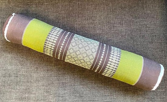 Knierolkussen – Bolster mini Yoga en meditatie – Stevig Kapok Vulling - Thais design - Groen-bruin (8x8x50cm) van Ongedefinieerd