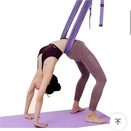 Lucht Yoga Touw Naar Huis Na Het Buigen Van De Trainer Die Ondersteboven Aan De Spanriem Voor De Verlenging Van De Deur Hangt van Merkloos