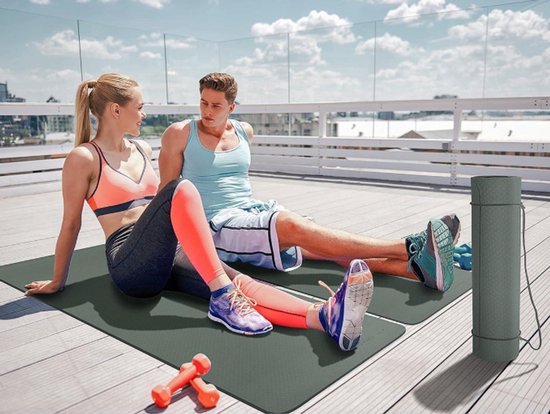 Stunq® Antislip Yoga Mat – Fitnessmat 183 × 61 × 0,6 cm – Milieuvriendelijke TPE Sportmat – Inclusief Draagriem & Tas – Voor Yoga, Pilates & Fitness leger Groen
