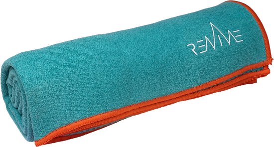 YOGA "GRIP" handdoek met silicone nopjes aan onderzijde, formaat 183 x 61 cm, kleur aqua, lichtgewicht, voor extra hygiene, super absorberend, snel droogbaar, wasbaar, perfect voor op reis, soft touch, gerecycled materiaal. Perfecte grip! van Manduka